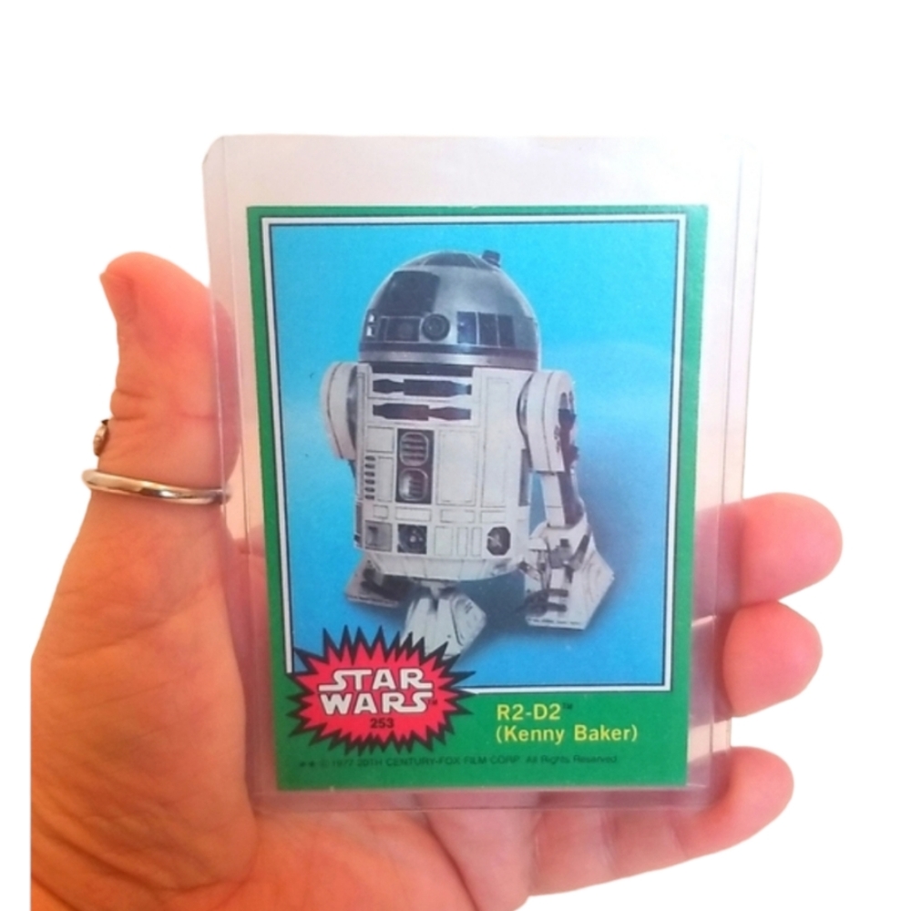 Vintage 1977 Star Wars #253 R2-D2/Kenny Baker ( Plastic Sleeve)